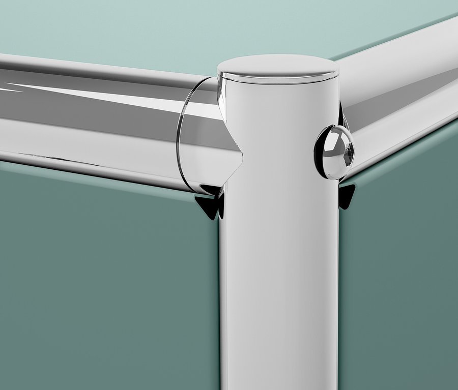 Ecke eines verchromten Rahmens mit Eckverbinder und grüner Platte.