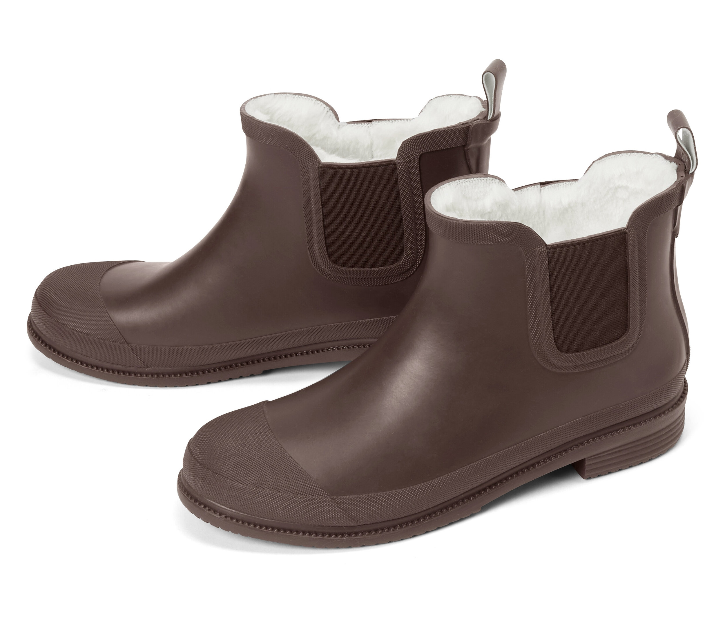 Zwei braune, gefütterte Kinder-Regen-Chelseaboots vor weißem Hintergrund.