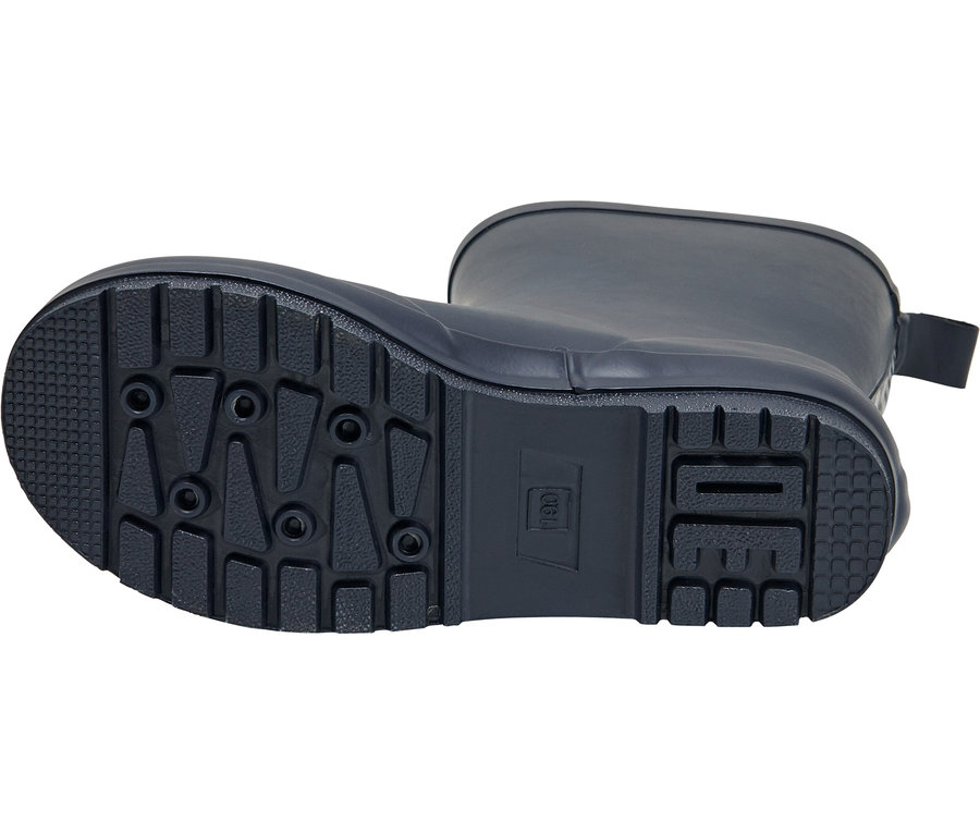 Detailaufnahme eines blauen Gummistiefels, wobei die Sohle nach vorne zeigt.