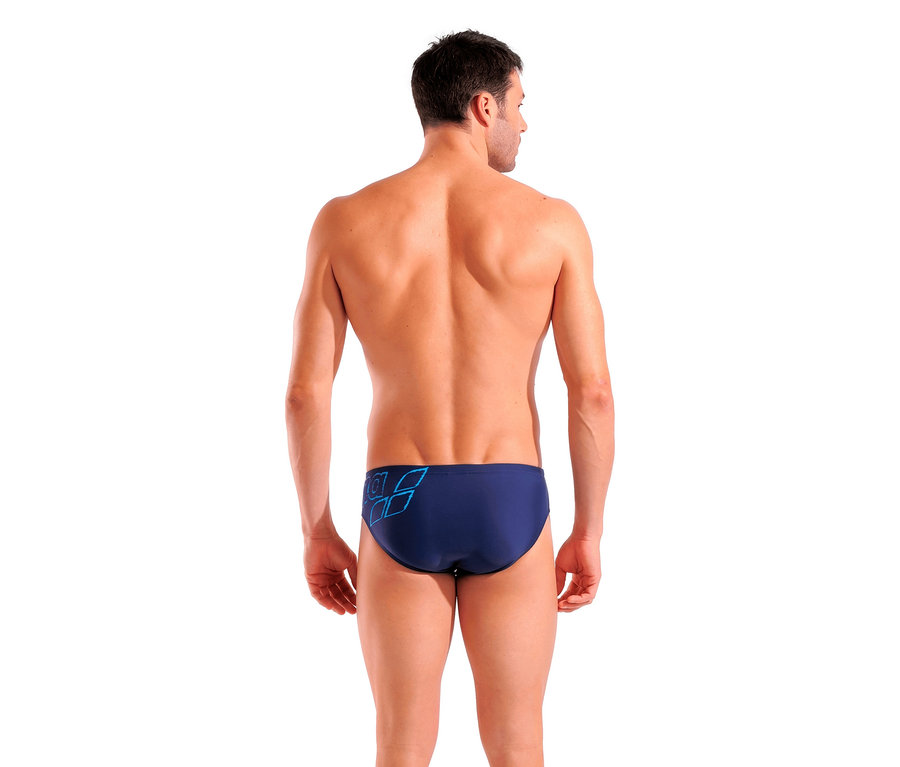 Mann von hinten trägt arena Badehosen-Slip Scratchy, navy.