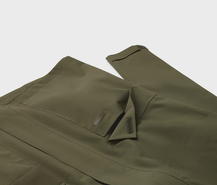 Detailaufnahme einer olivgrünen Jacke mit Brusttasche und Ärmel.