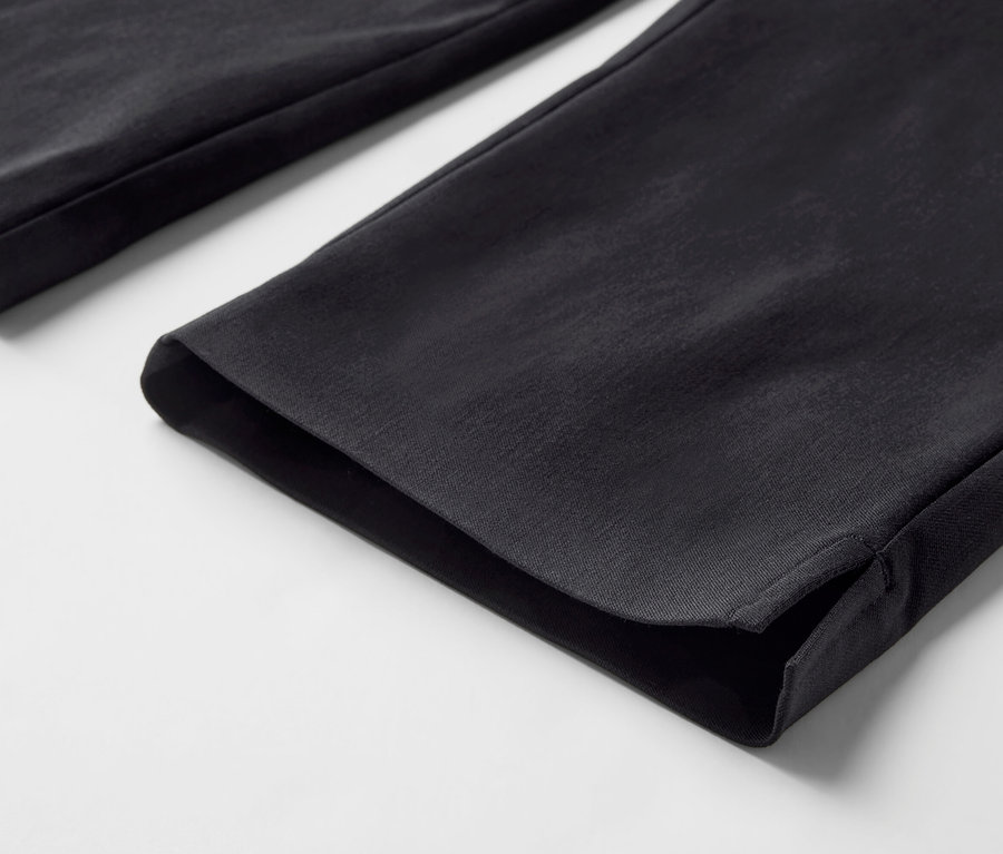 Detailaufnahme einer schwarzen 3/4-Stretchhose.