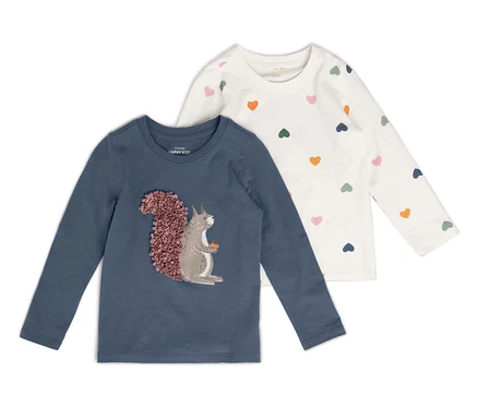 Zwei Kinderlangarmshirts, eins blau mit Eichhörnchen, eins weiß mit Herzen.