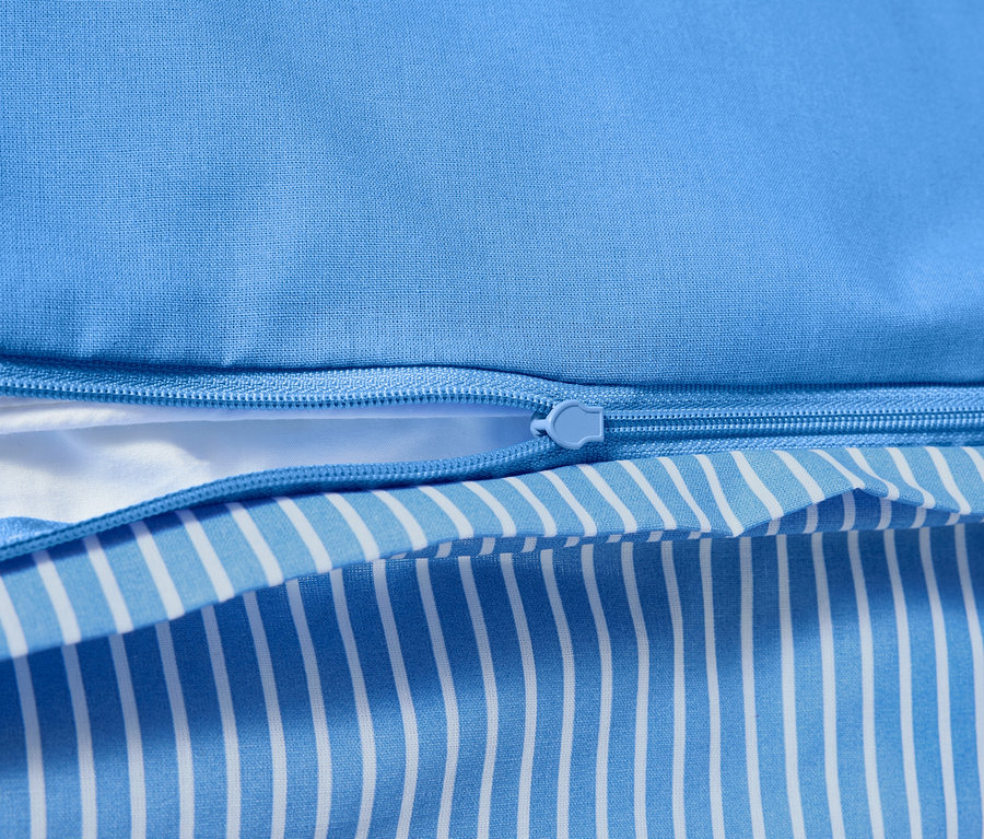 Detailansicht von Renforcé-Bettwäsche mit Reißverschluss und blau-weiß gestreiftem Muster.