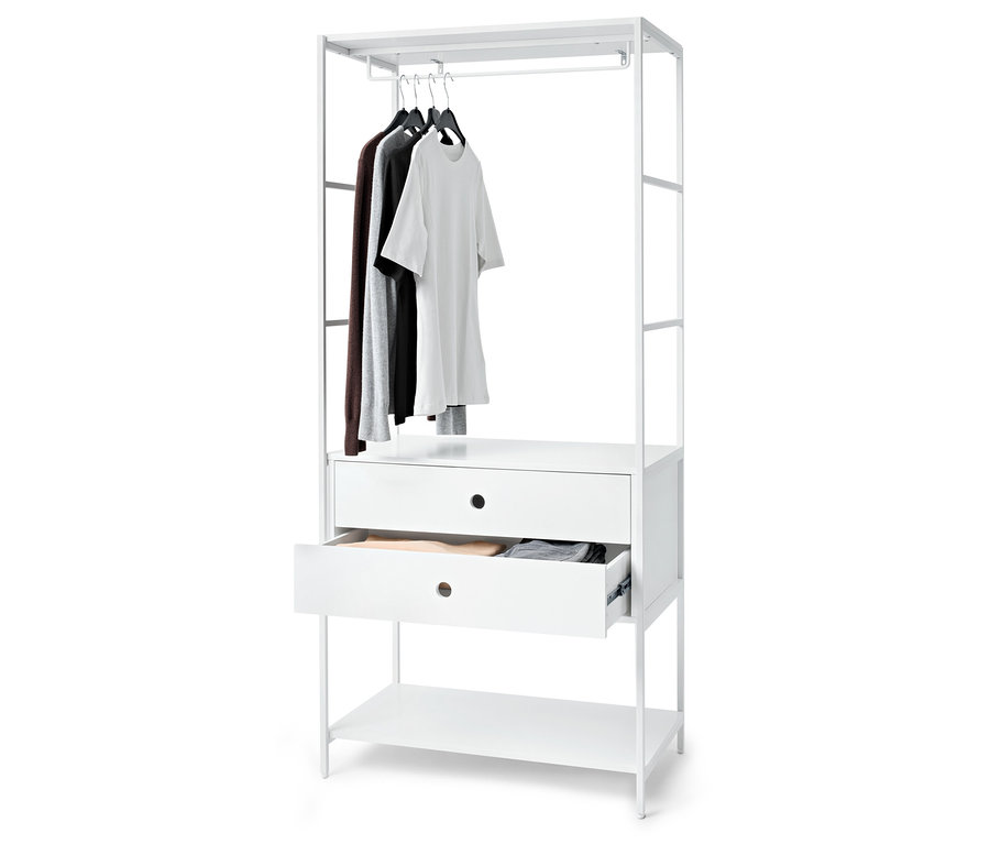 Weißes Garderobengestell mit offener Schublade und Kleidung an Kleiderbügeln.