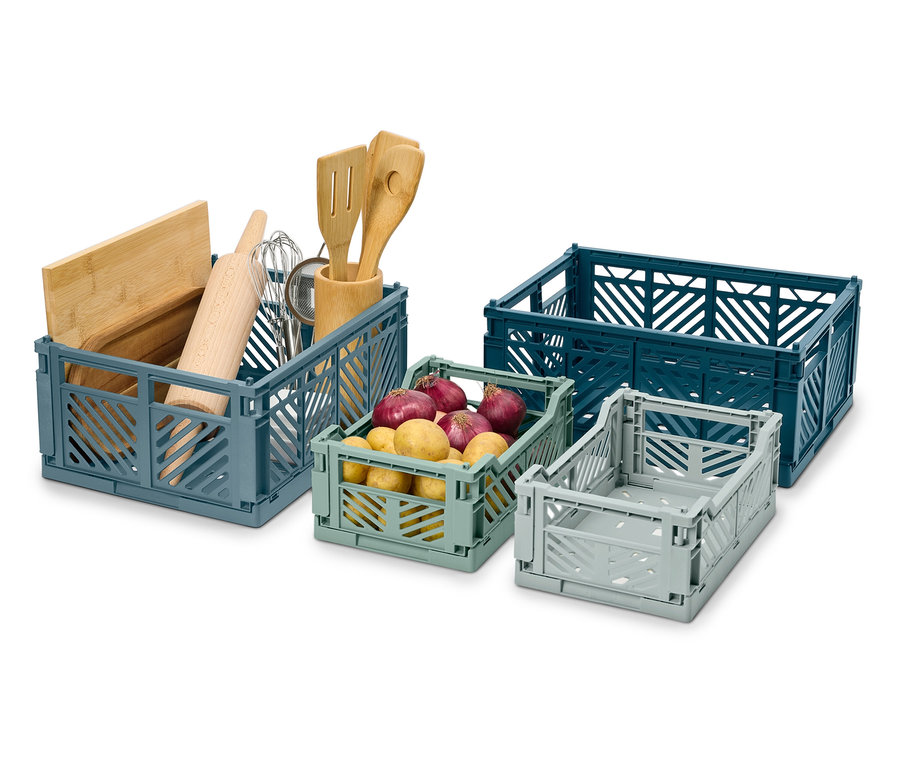 Vier verschieden große und farbige Klappboxen, eine mit Küchenutensilien, eine mit Kartoffeln.