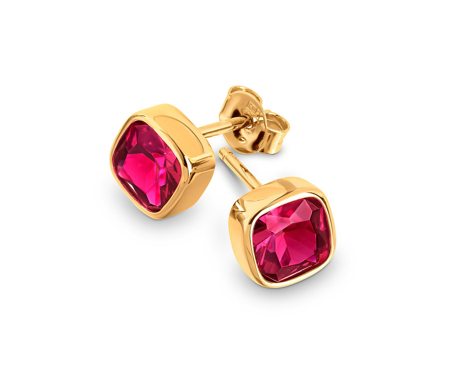 Zwei goldene Ohrringe mit roten Steinen.