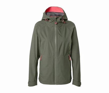 Eine grüne 3-Lagen-Outdoorjacke mit Kapuze und pinkfarbenen Details am Reißverschluss.