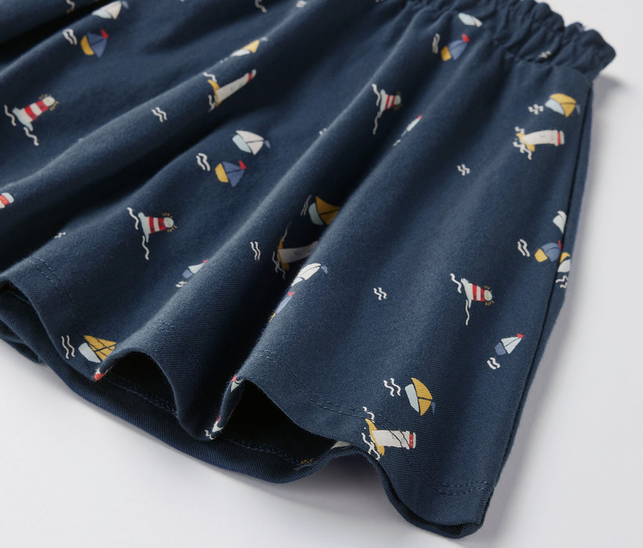 Detailaufnahme eines Kinder-Jerseyrocks mit Hose, maritim.