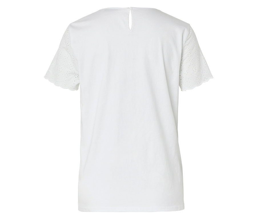 Rückansicht eines weißen T-Shirts mit Lochstickerei an den Ärmeln.