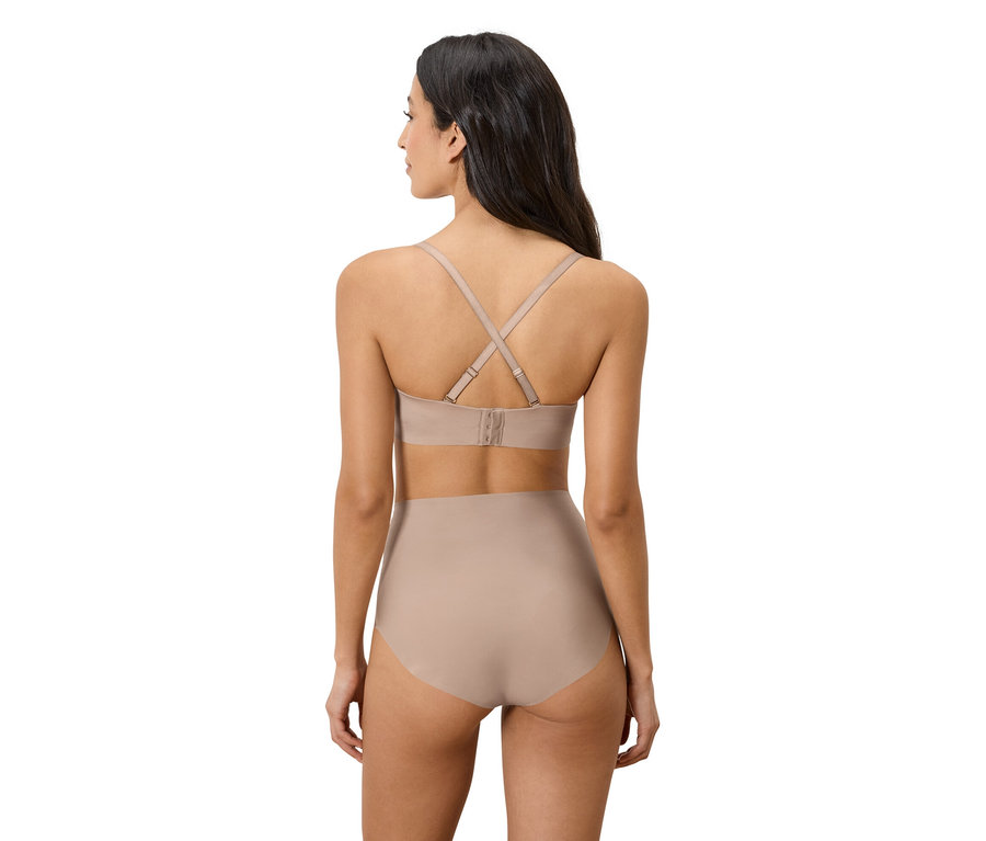 Rückansicht einer Frau mit beigem Multistyle-BH mit gekreuzten Trägern und passendem Slip.