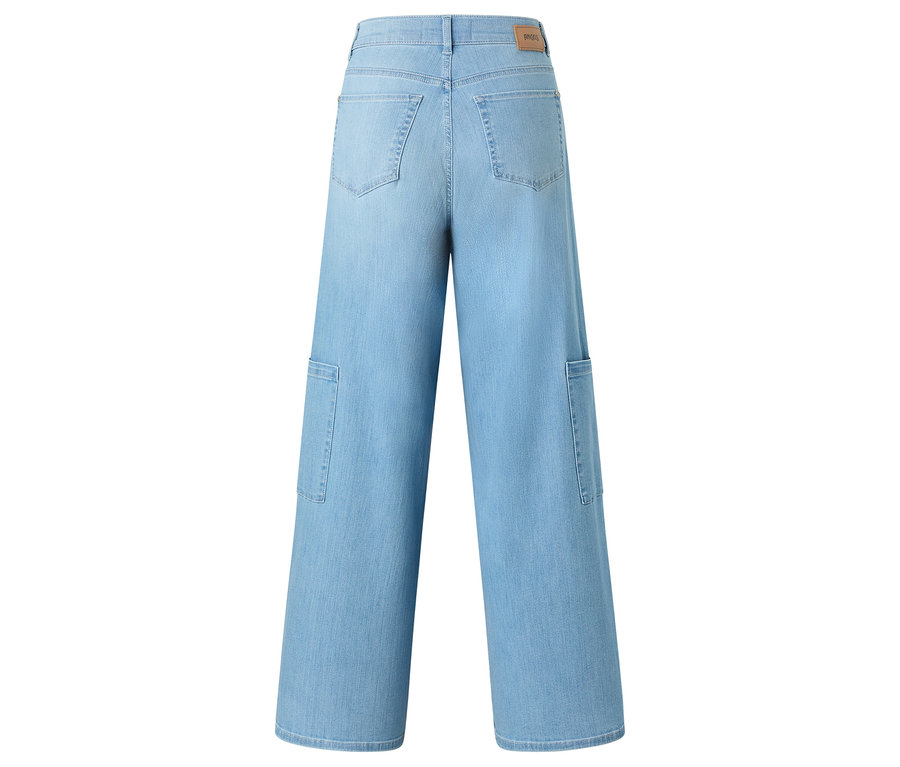 Rückansicht einer hellblauen, weit geschnittenen Jeans mit aufgesetzten Taschen an den Beinen.