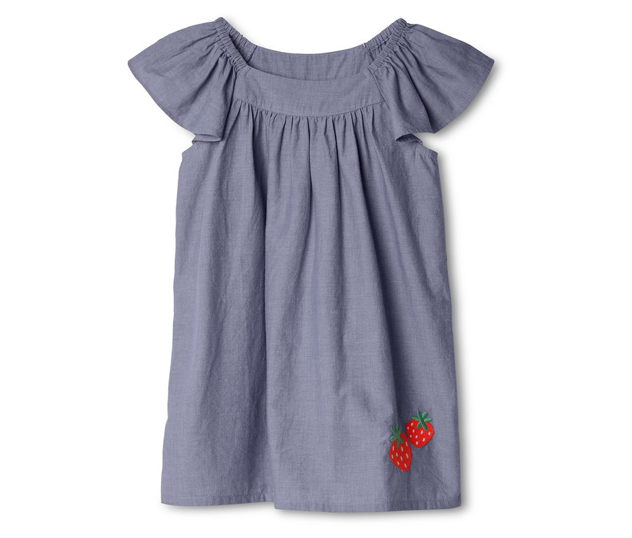 Kinder-Webkleid in Hellblau mit Rüschenärmeln und gerafftem Ausschnitt, bestickt mit zwei roten Erdbeeren unten rechts.