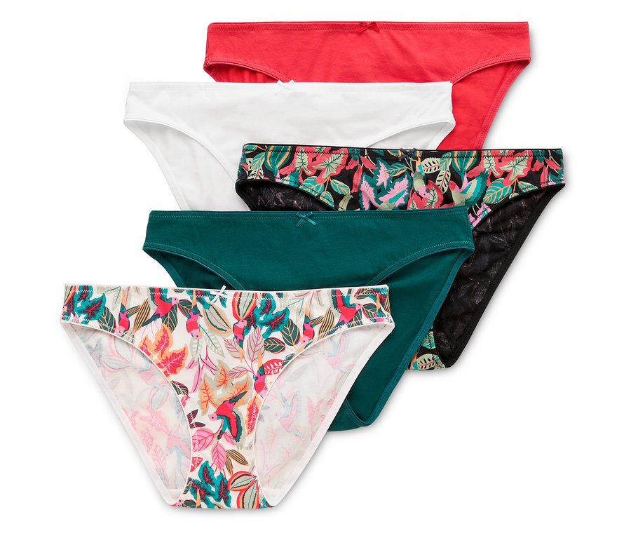 Fünf Baumwollslips in Rot, Weiß, mit Blumenmuster, Dunkelgrün und mit bunten Blättern liegen übereinander.