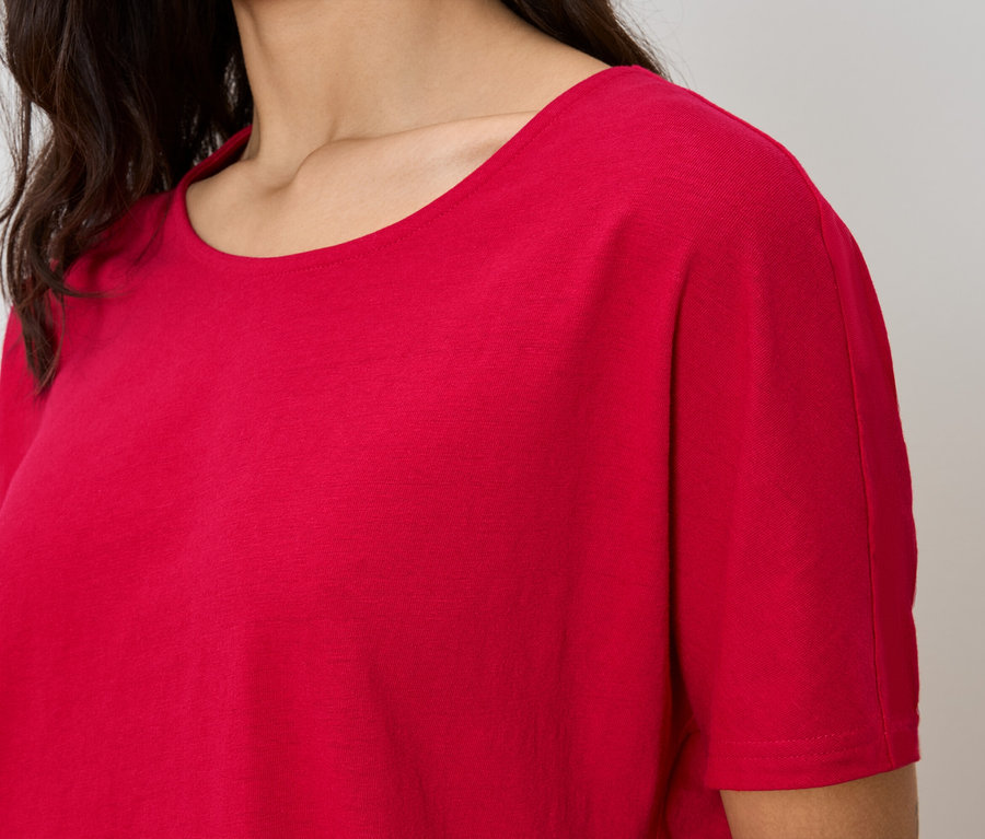 Nahaufnahme einer Frau mit einem roten T-Shirt.