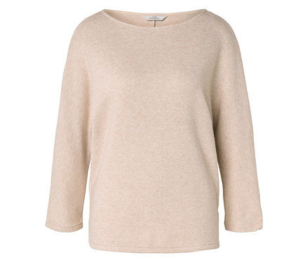 Ein beiger Pullover mit Rundhalsausschnitt und Dreiviertelärmeln liegt auf einem weißen Hintergrund.