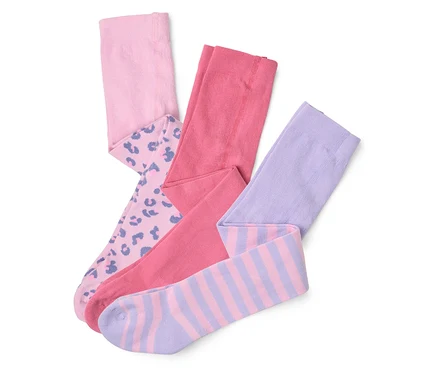 Drei Strumpfhosen liegen übereinander: eine hellrosa mit Leopardenmuster, eine pinke und eine lila-gestreifte.