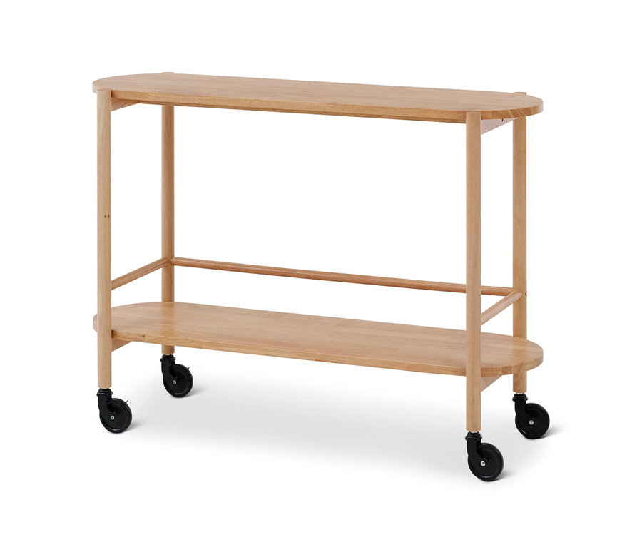 Heller Servierwagen aus Holz mit zwei ovalen Ablagen und schwarzen Rollen.