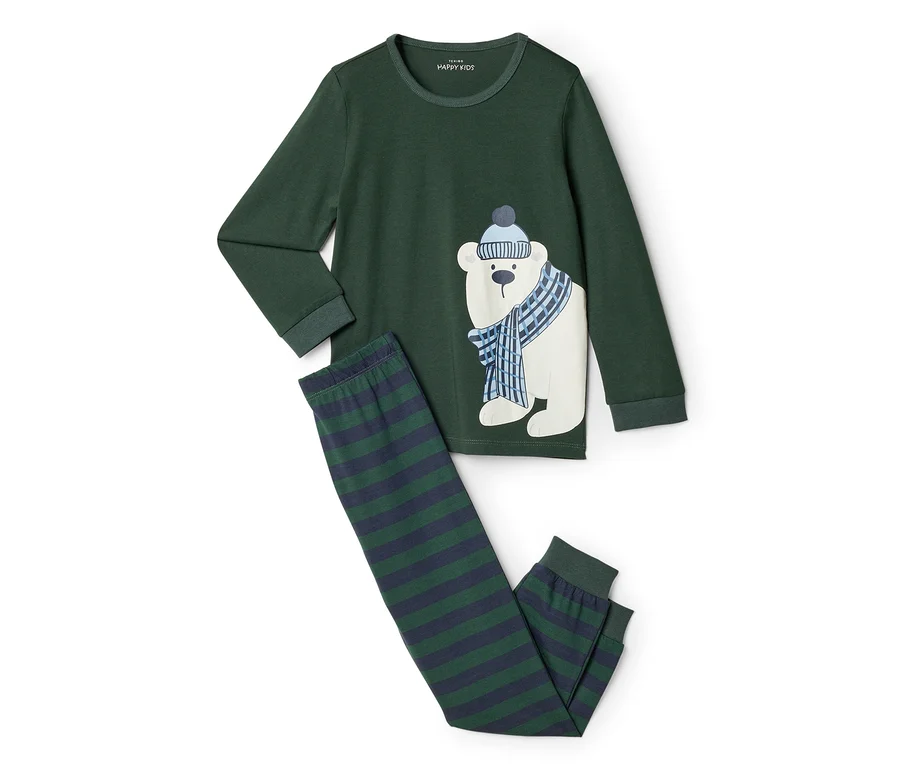 Dunkelgrüner Schlafanzug mit Langarmshirt und gestreiften Hosen. Das Shirt zeigt einen Eisbären mit blauer Mütze und Schal.