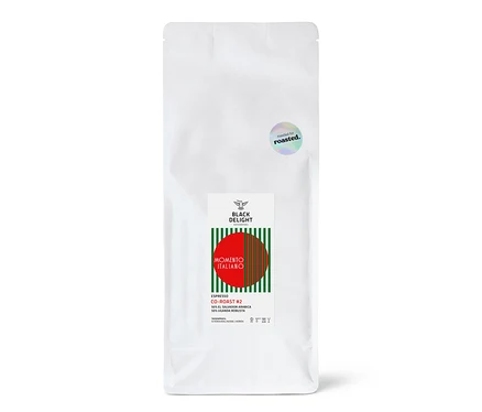 Ein weißer Beutel Black Delight x roasted. - Momento Italiano Co-Roast #2 Espresso - 1 kg Ganze Bohne.