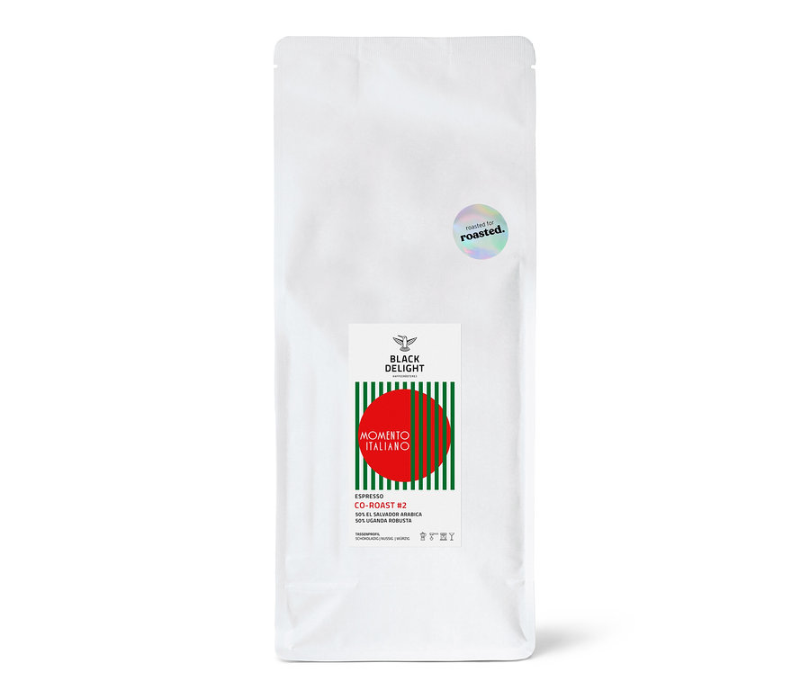 Ein weißer Beutel Black Delight x roasted. - Momento Italiano Co-Roast #2 Espresso - 1 kg Ganze Bohne.