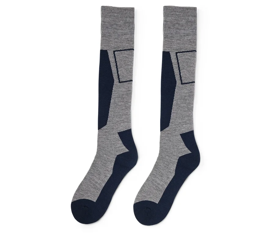 Zwei kniehohe Socken in Grau mit dunkelblauen geometrischen Mustern an Zehen, Fersen und Schienbeinen.