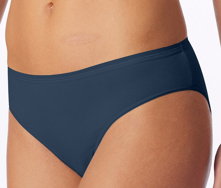 Nahaufnahme des Bauches und der Hüfte einer Person, die einen dunkelblauen Slip mit hohem Beinausschnitt trägt.