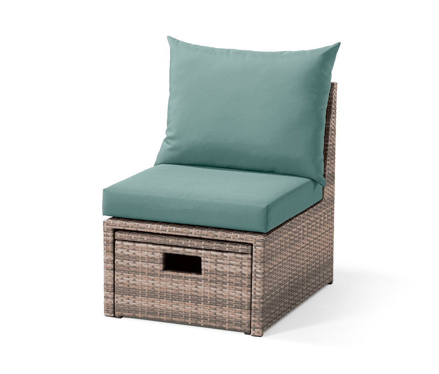 Loungesessel mit Fußteil mit türkisfarbenen Kissen auf Sitz und Rückenlehne.