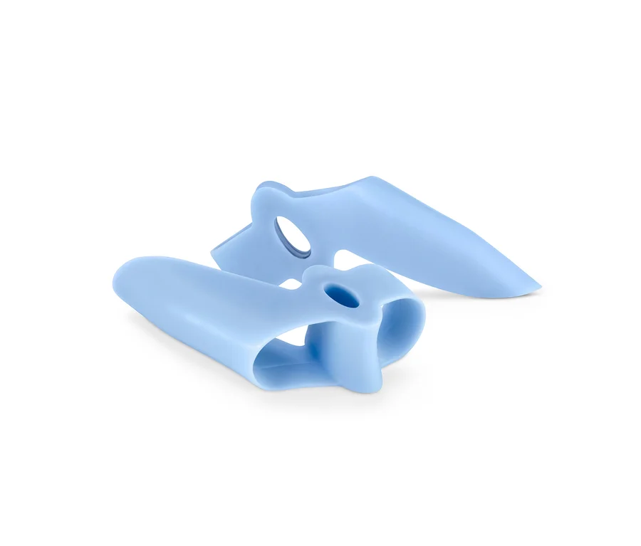 Zwei hellblaue Hallux-Valgus-Schutz.