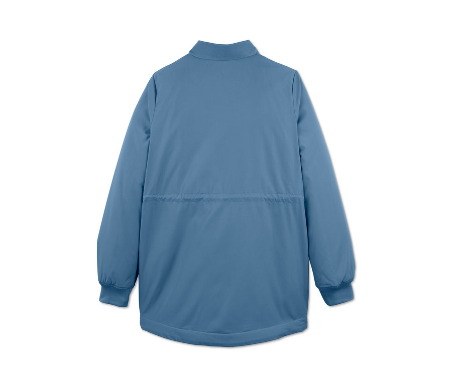 Rückansicht einer langen blauen Bomberjacke aus recyceltem Material.