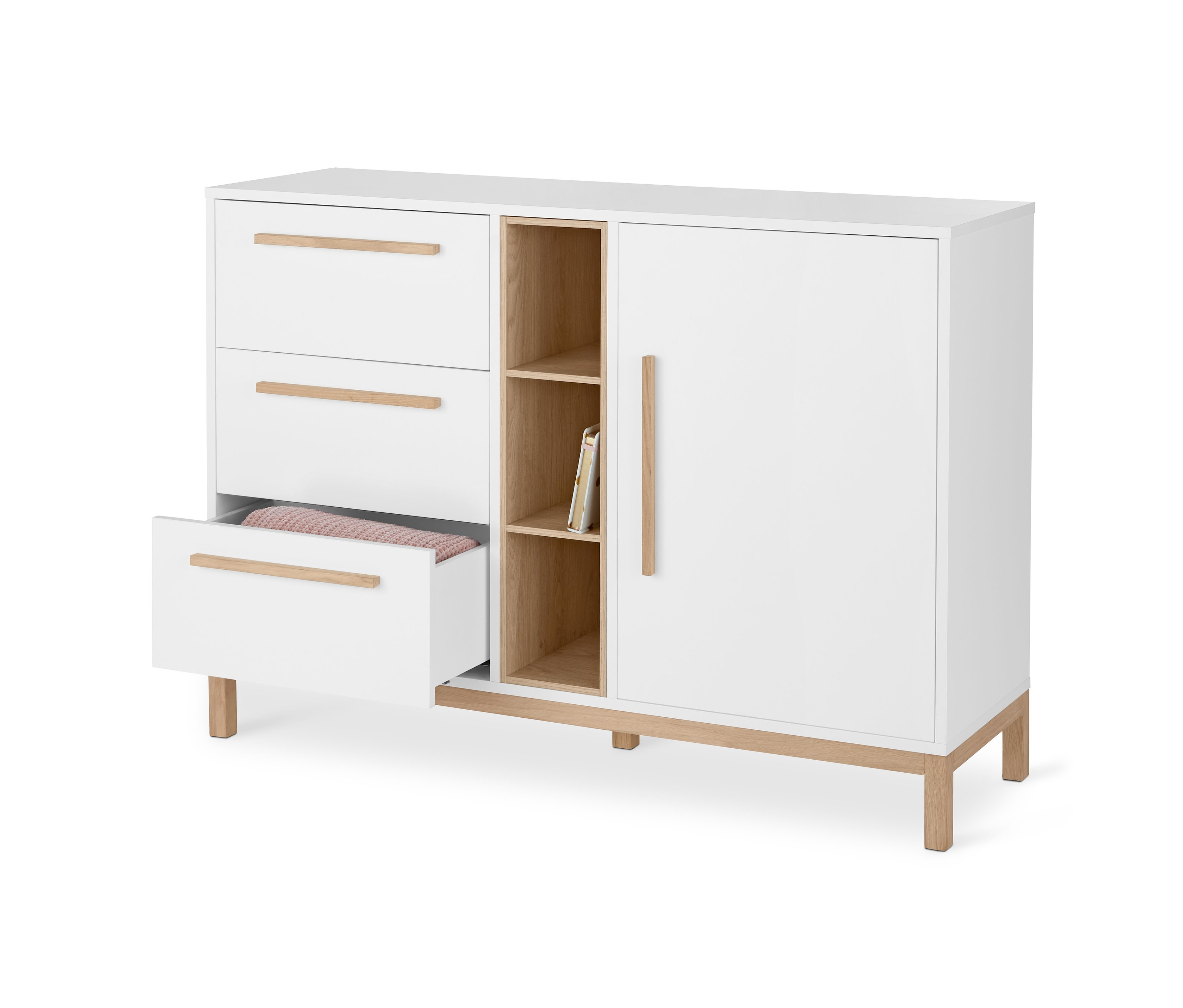 Eine weiße Kommode »Eklund« mit Schubladen und Tür, wobei eine Schublade offen ist und Kleidung enthält.