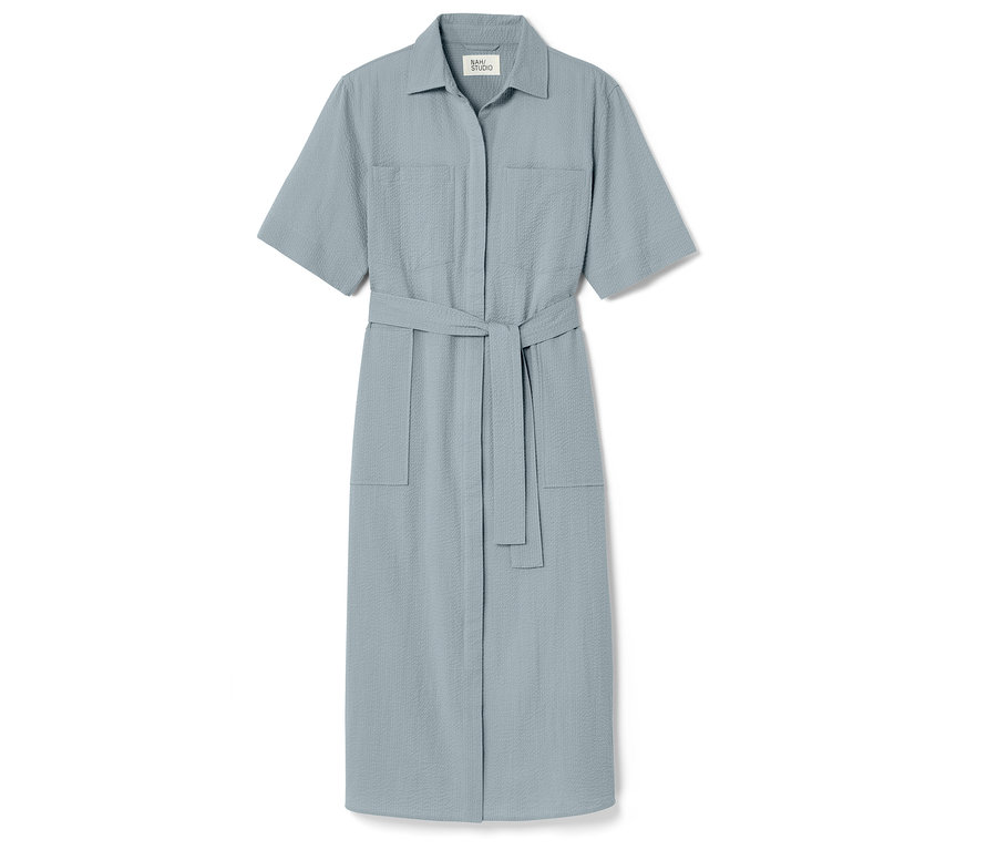 Ein blaues NAH/STUDIO Seersucker-Kleid mit kurzen Ärmeln, Kragen und Gürtel.