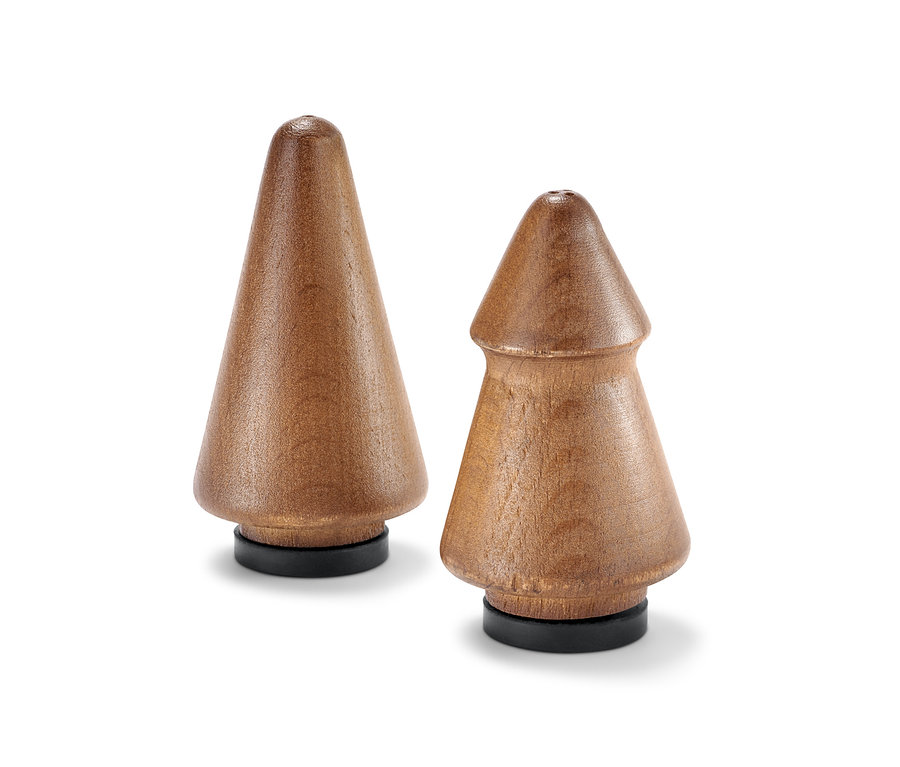 Zwei hölzerne Salz- und Pfefferstreuer in Kegelform stehen nebeneinander auf einem weißen Hintergrund.