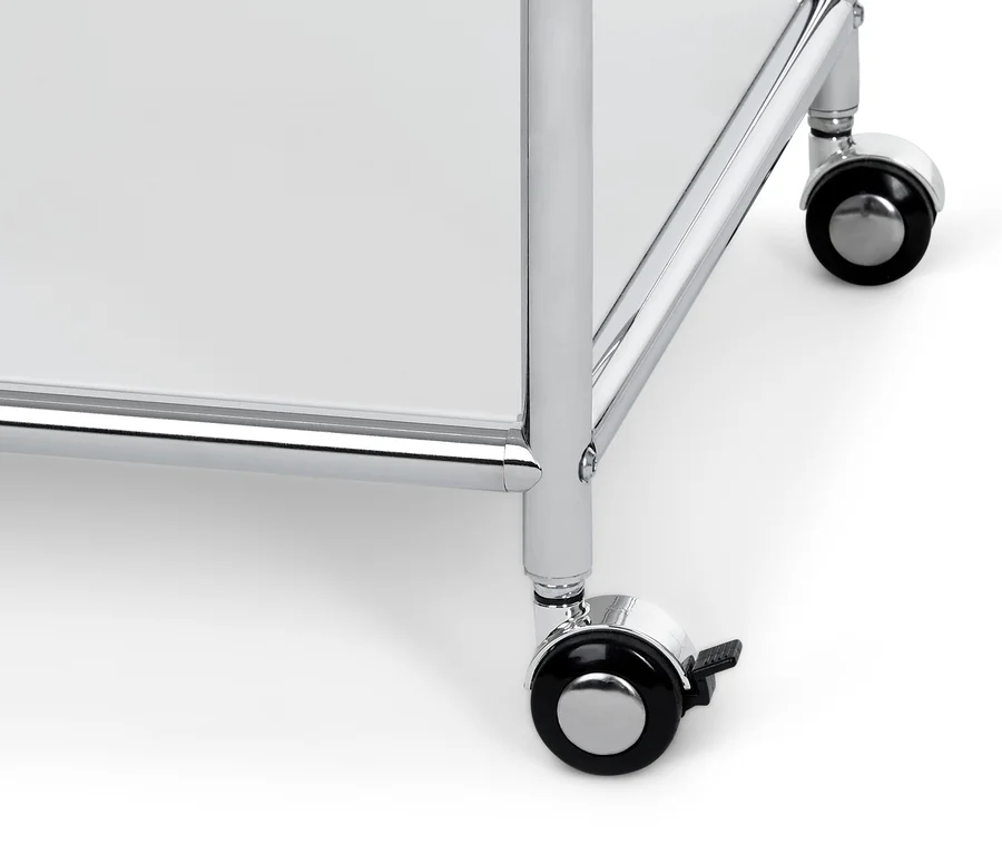 Detailaufnahme eines Eckbereichs eines Barwagens aus Metall mit Rollen.