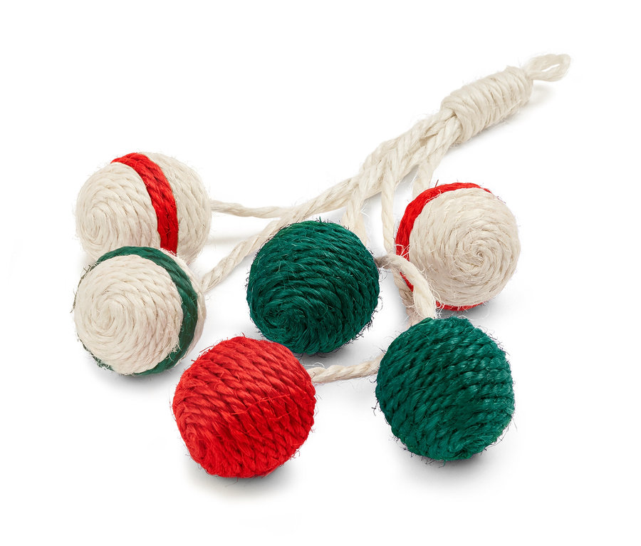 Sechs rote, grüne und cremefarbene Kugeln Katzenspielzeug »Rassel« sind mit einer Schnur verbunden.
