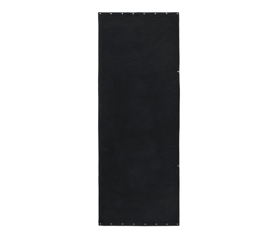 Ein schwarzer 3-in-1-Oversize-Schal mit Ösen an den Rändern.