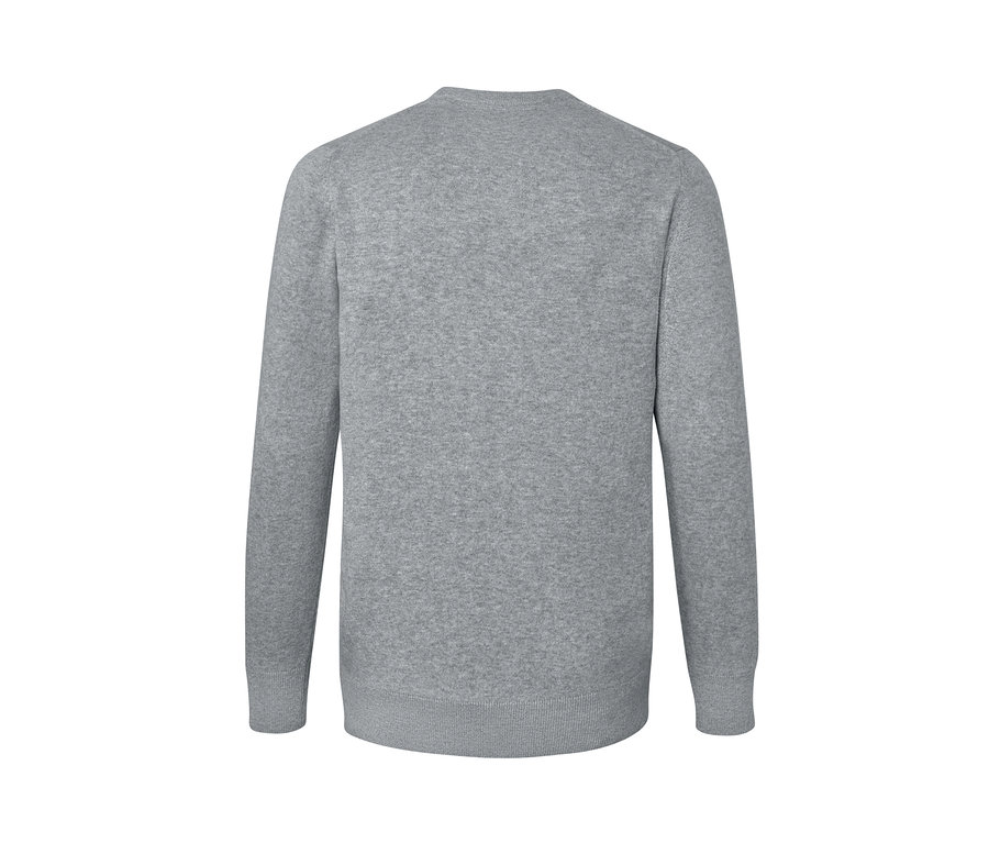 Detailansicht eines grauen Pullovers mit Rundhalsausschnitt.