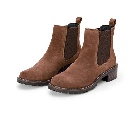 Zwei braune Veloursleder-Boots stehen auf einem weißen Hintergrund.