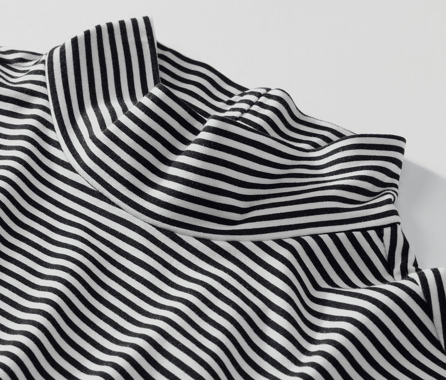 Detailansicht eines gestreiften Blusenshirts mit Stehkragen.