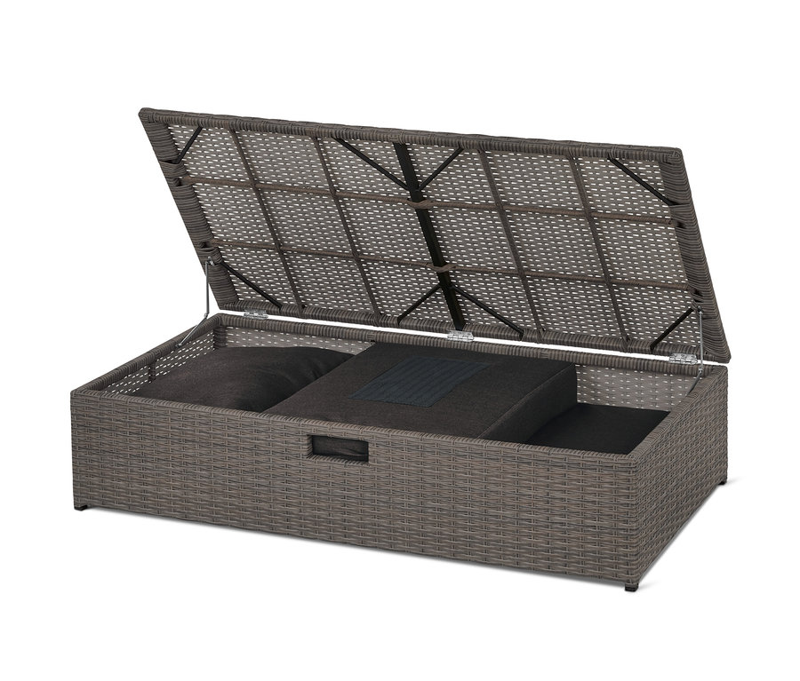 Geöffnetes Auszieh-Schlafsofa »Thore« mit Stauraum aus braunem Polyrattan.