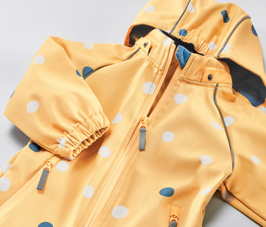 Gelboranger Kleinkind-Softshell-Einteiler mit Punkte-Alloverprint.