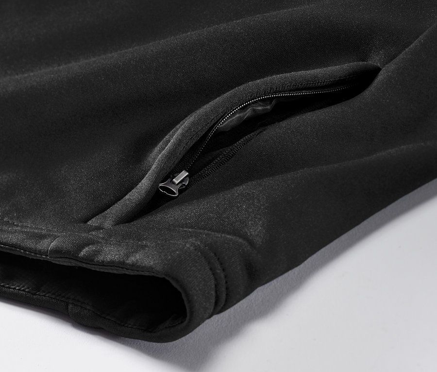 Detail einer schwarzen Thermoweste mit Reißverschlusstasche.