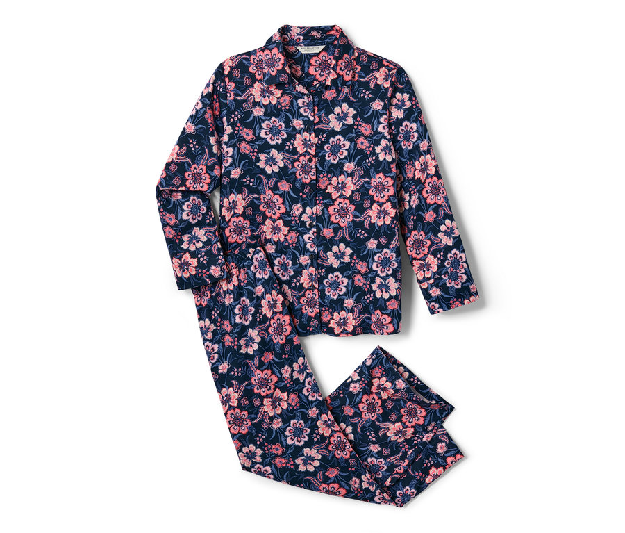 Web-Pyjama mit Blumenmuster.