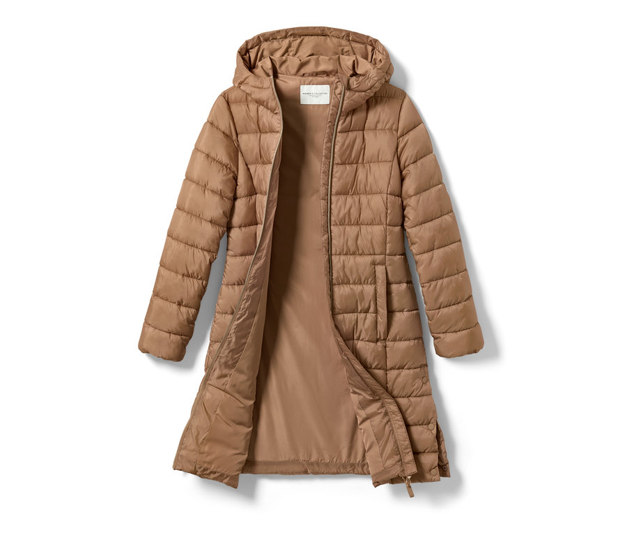 Offener, hellbrauner Steppmantel mit Kapuze.