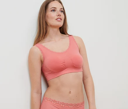 Frau trägt ein Seamless-Bustier in Apricot.