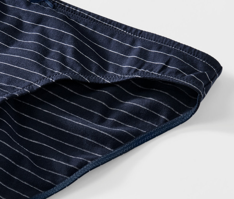 Detailaufnahme von 5 gestreiften Damen Slips.