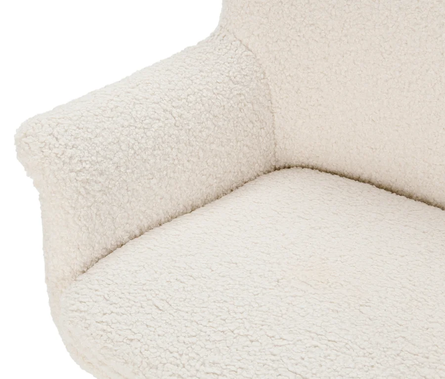 Detailaufnahme von einem Schaukelstuhl mit Bouclé-Stoff.