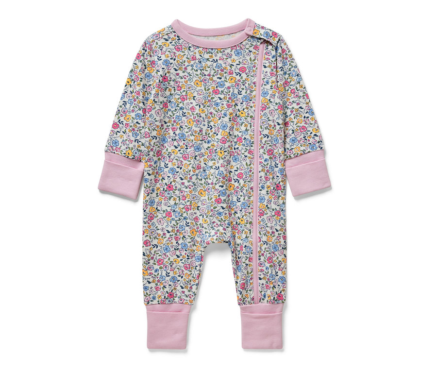 Geblümter Baby-Pyjama.