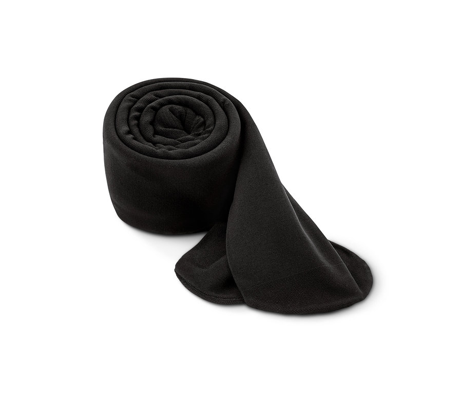 Eine schwarze Thermostrumpfhose ist spiralförmig aufgerollt auf einem weißen Hintergrund.