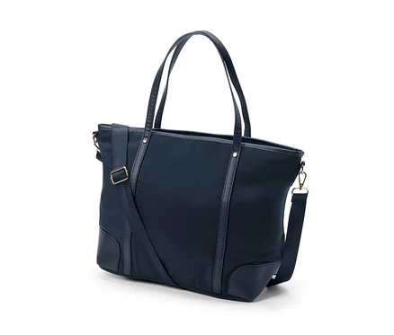 Ein marineblauer Shopper mit Griffen und Schultergurt.